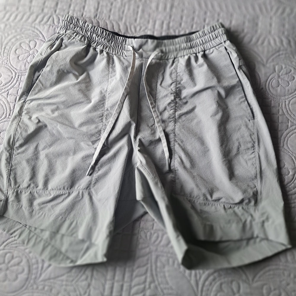 LULULEMON LG  7" Inseam Gray Men Bowling Shorts